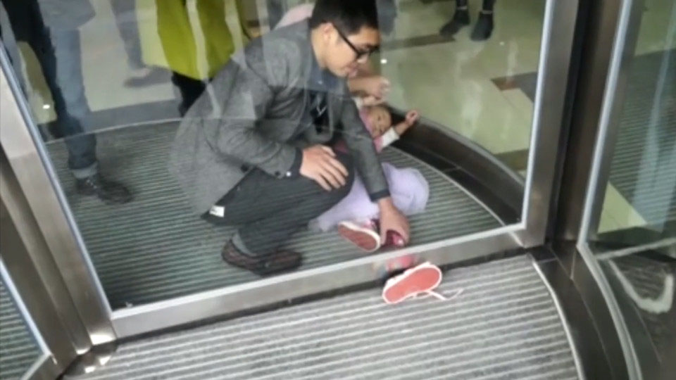 rescuing 4 year old who got foot caught in revolving door cctv 161025 00 00 05 00 still003